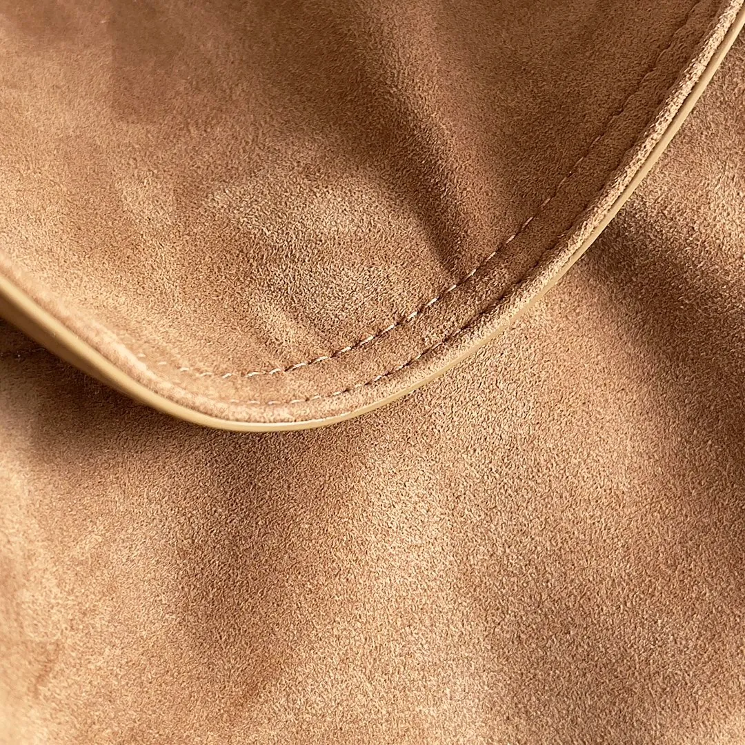 Batch 2080 Bottega Veneta, the flagship product of the 2024 autumn and winter, is making a splash from the catwalk to the streets. It not only brings a strong retro atmosphere, but also can easily interpret different styles through a variety of matching methods. Whether it is a smart and elegant workplace look or casual and comfortable daily wear, fully imported calfskin is a fashion element you can’t miss! Style number: 803977 Size: 41*20*8cm